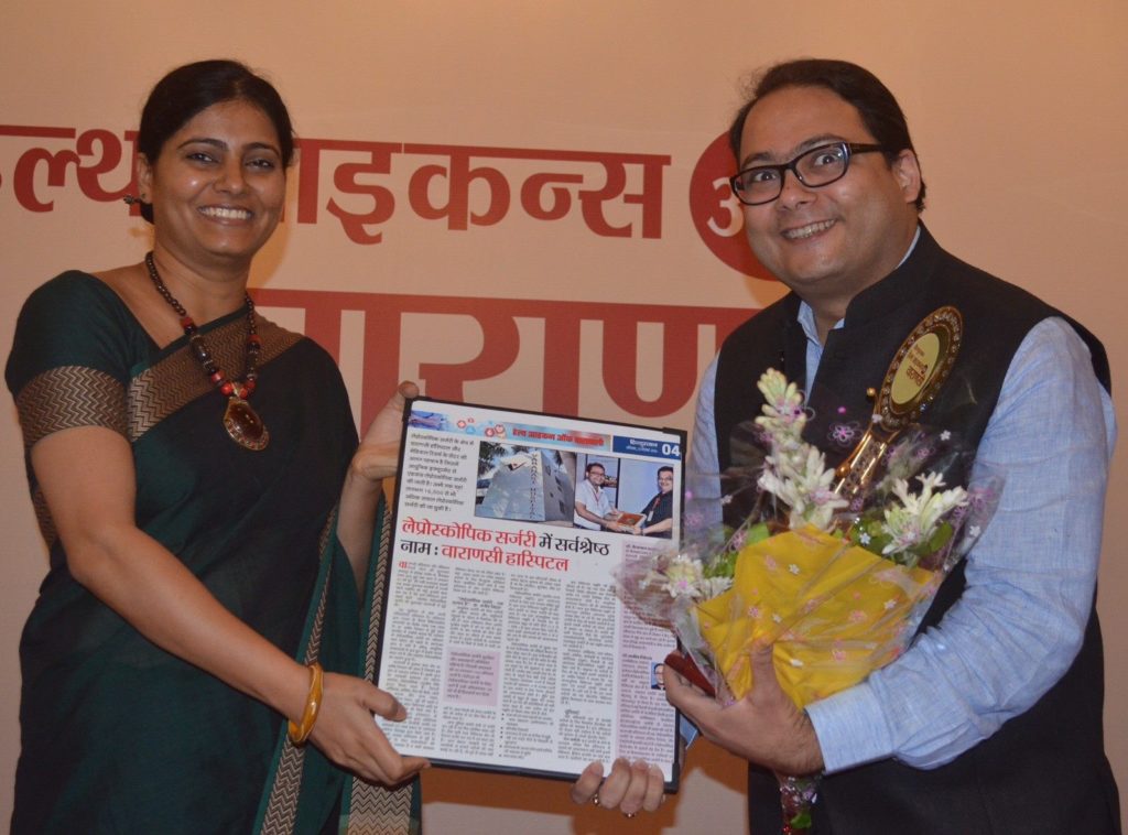 Dr. Manish Jindal Receiving Award