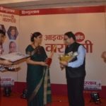 Dr. manish Jindal receiving Health Icon Award